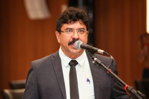 DESTAQUE - O parlamentar destacou a força econômica do município, homenageou a população e reafirmou seu compromisso em trabalhar pelo desenvolvimento da localidade. Foto: Roberto Soares