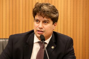 DIÁLOGO - “Responsabilidade constitucional dos parlamentares esteve acima de tudo”, avaliou Lucas Ramos. Foto: Alepe