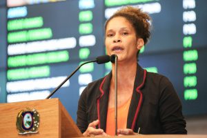 TRIBUNA - Jô Cavalcanti, titular do mandato, pediu Justiça e protestou contra o machismo e o feminicídio. Foto: Roberto Soares