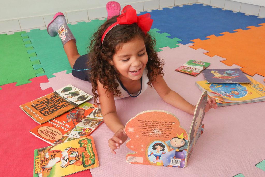GOSTO PELA LEITURA - Maria Alice, de quatro anos, adora historinhas. Livros infantis abordam temas como autoestima e respeito às diferenças. Foto: Roberto Soares