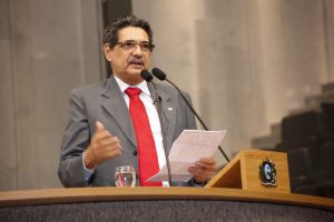 TRIBUNA - Parlamentar homenageou a artista recifense, que completou 90 anos em abril. Foto: Roberto Soares