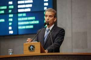 TRIBUNA - À tarde, Alberto Feitosa repercutiu o tema na Reunião Plenária. Foto: Roberto Soares