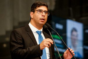 PREOCUPAÇÃO - Comitiva ouviu demandas de feirantes e visitantes, que externaram temores em relação à infraestrutura do local e à reconstrução da área destruída. Foto: Roberto Soares