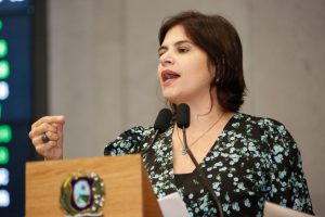 QUEIXAS - “Nas redes, alunos que estão fazendo intercâmbio dizem que não têm recebido a bolsa de R$ 719, essencial para a manutenção deles no exterior.” Foto: Roberto Soares