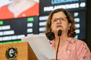 TRIBUNA - "Aato não foi somente contra os cortes anunciados pelo Governo Federal, mas também contra a perseguição feita aos professores", disse Teresa. Foto: Roberta Guimarães