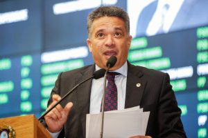 DEMANDA - “É preciso que os enfermeiros tenham um piso salarial digno”, afirmou deputado. Foto: Roberto Soares