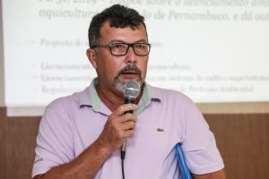 INCENTIVO - Para o produtor Ivanildo Campos, de Quipapá, os pequenos produtores deviam ser isentos de taxas de licenças. Foto: Roberta Guimarães
