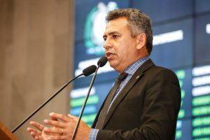 PLENÁRIO - À tarde, Doriel Barros repercutiu discussão da manhã na tribuna: “Falta uma legislação que discipline a instalação desses parques", afirmou. Foto: Giovanni Costa