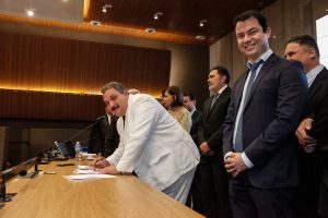 INICIATIVA - Legislativo irá disponibilizar vagas de estágio e cursos de qualificação para jovens aptos a adoção. Foto: Evane Manço