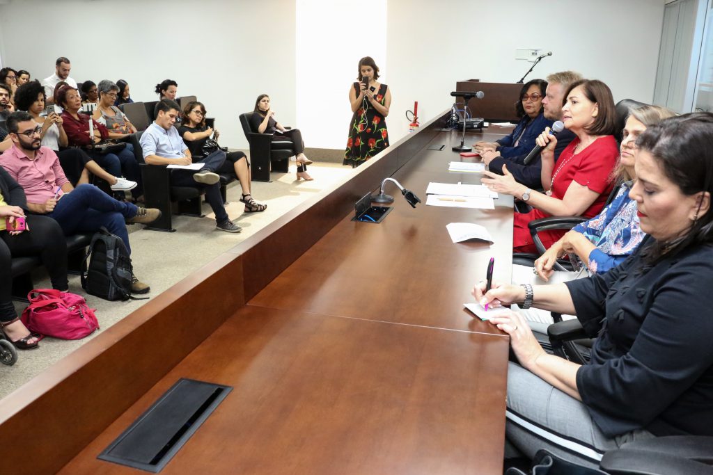 AUDIÊNCIA - Participantes debateram os desafios que precisam ser enfrentados na sociedade brasileira para aumentar a participação dos pais nas tarefas educativas, familiares e domésticas. Foto: Jarbas Araújo