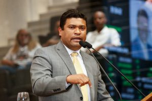 ADICIONAL - Categoria compareceu às galerias da Alepe durante a Reunião Plenária e pediu a extensão da gratificação de risco aos temporários. Foto: