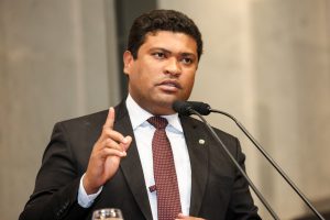 TRIBUNA - equivalência entre militares estaduais e os das Forças Armadas foi criticada por Joel da Harpa. Foto: Roberto Soares