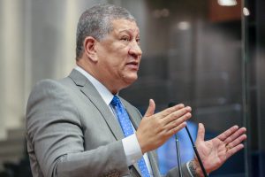 RISCO - Parlamentar teme que a medida inviabilize programas de saúde e de assistência social financiados por alguns dos tributos a serem extintos. Foto: Roberto Soares