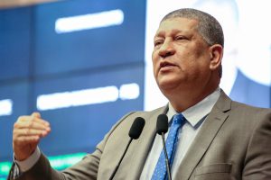 HOMENAGEM - Parlamentar enalteceu o trabalho desenvolvido pelos cerca de 600 profissionais que se dedicam à carreira criada em 2008 por Eduardo Campos. Foto: Roberta Soares