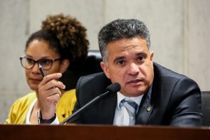 AUSÊNCIA - William Brigido criticou a falta de representantes da Urbana-PE: "Eu tinha sete perguntas para fazer". Foto: Jarbas Araújo