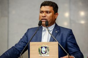 VISTORIA - Em visita à escola oferecida pela Prefeitura, o deputado observou instalações desconfortáveis e com riscos à segurança. Foto: Roberto Soares