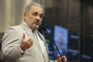 INSPEÇÃO - Líder da Oposição frisou que obras do Hospital da Mulher e do Instituto de Criminalística estão abandonadas. Já no Hospital Regional do Agreste faltam medicamentos. Foto: Jarbas Araújo