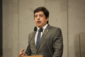 HOMENAGEM - Parlamentar destacou o potencial turístico e falou da relação afetiva que tem com a cidade. Foto: Roberto Soares
