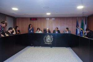DISCUSSÃO - Colegiado ainda aprovou matéria que proíbe a administração pública estadual de homenagear pessoas que praticaram violações de direitos humanos durante a ditadura militar. Foto: Evane Manço