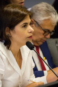 MEDALHA - “Mesmo sendo de um polo ideológico diverso, reconheço o merecimento de Luciana Santos”, declarou Priscila. Foto: Roberta Guimarães