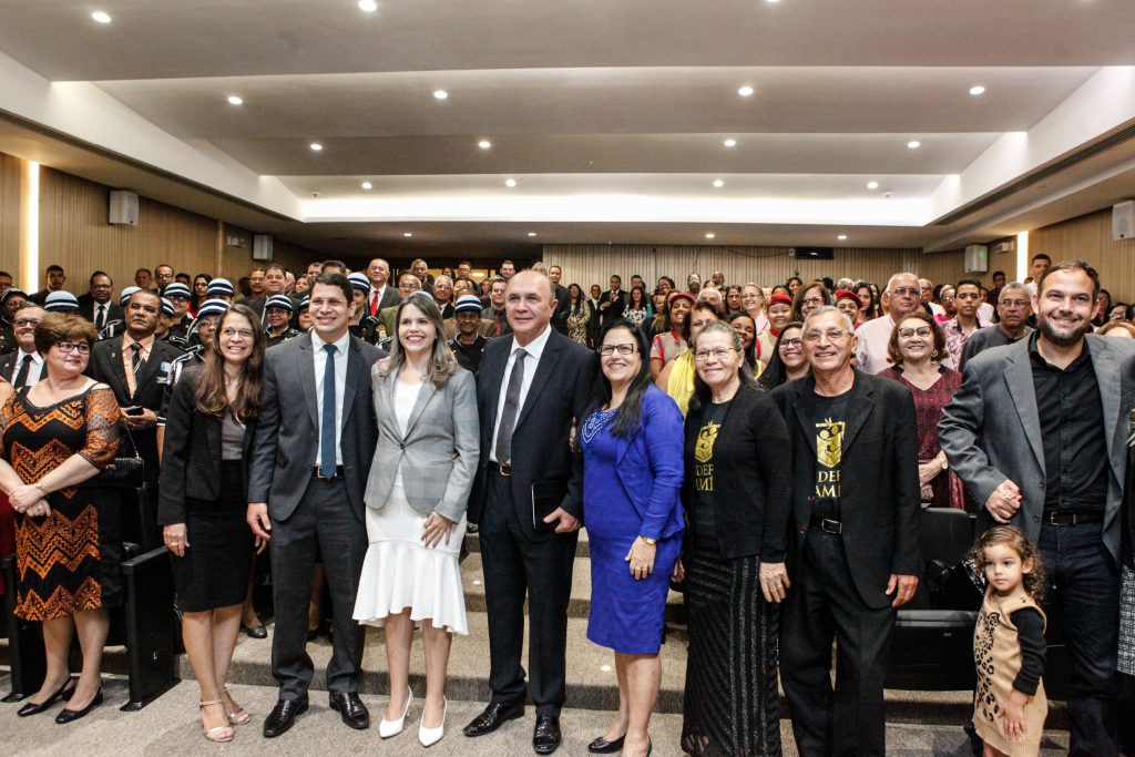 PRESTÍGIO - Deputados, lideranças religiosas e fiéis prestaram homenagem ao sacerdote. Evento foi solicitado pela deputada Clarissa Tércio. Foto: Evane Manço