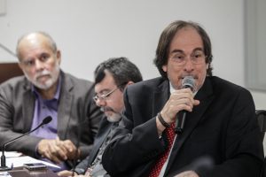 GARGALO - Diretor do CPRH, Maricevich comprometeu-se a examinar a questão dos fruticultores de São Vicente Férrer. Foto: Nando Chiappetta
