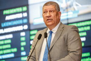 GOVERNO - “A gente lamenta o episódio, mas Pernambuco é o Estado que mais investe em saúde no Nordeste”, ponderou Isaltino. Foto: Roberto Soares