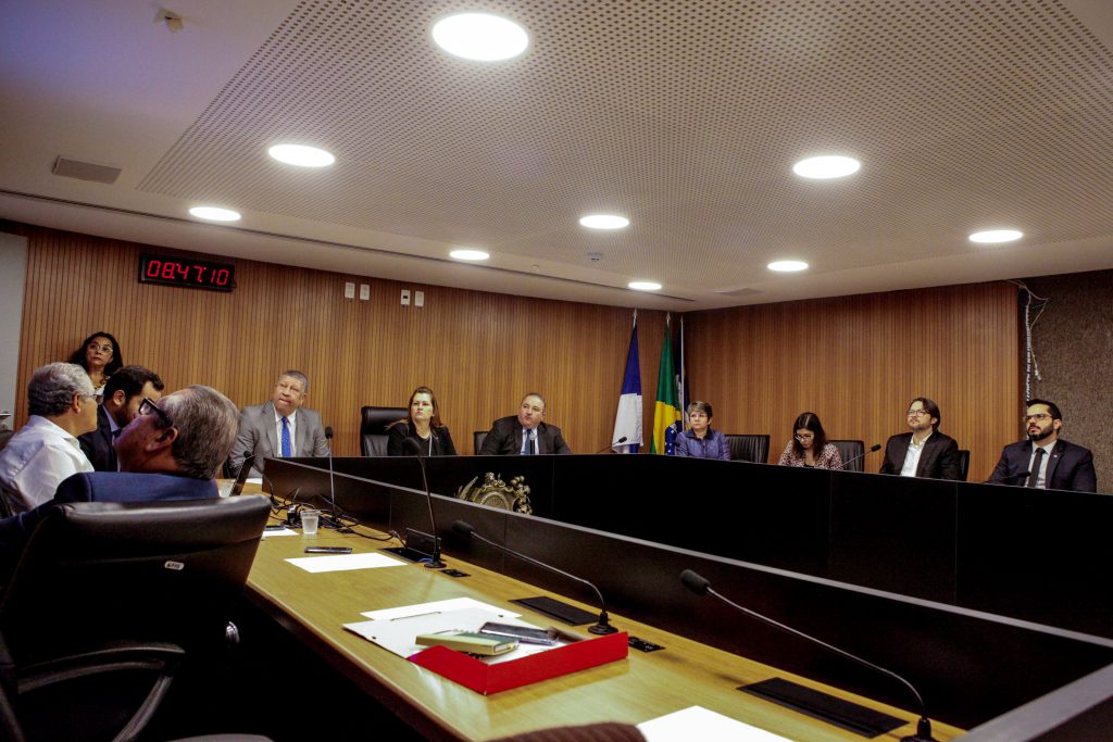 GESTÃO - André Longo apresentou relatório em reunião da Comissão de Saúde. Foto: Evane Manço