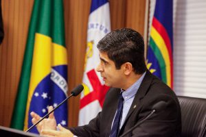 FERRO-VELHO - “Pátios das delegacias estão lotados de veículos apreendidos, enquanto as instituições precisam desses recursos”, avaliou o relator do projeto, Delegado Erick Lessa. Foto: Evane Manço