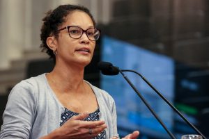 AÇÃO - Segundo Jô Cavalcanti, foram apreendidos três caminhões com produtos que seriam vendidos nas plataformas de acesso ao metrô e ônibus. Foto: Jarbas Araújo