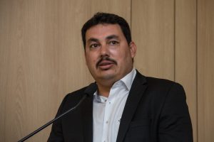 OROBÓ - “Em 2016, tínhamos apenas dois ônibus levando estudantes universitários. Hoje são oito, todos lotados”, contou o prefeito Cleber Chaparral. Foto: Roberta Guimarães