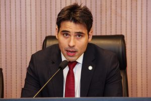 ACESSIBILIDADE - Presidente do grupo parlamentar, João Paulo Costa apresentou proposta reservando 5% dos brinquedos e equipamentos esportivos de parques e praças para pessoas com deficiência. Foto: Evane Manço