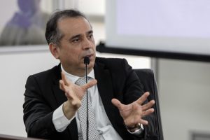 PRAZO - “Até o dia 15 de novembro, a gente vai quitar o que falta, porque está dentro do fluxo de caixa do Governo do Estado”, comprometeu-se Padilha. Foto: Nando Chiappetta