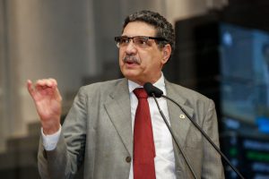 INCÊNDIOS - “País queima e sofre as consequências do desmatamento provocado pela pecuária e pelo extrativismo desenfreados.” Foto: Roberto Soares