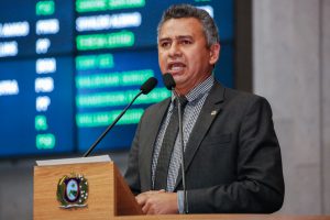 BARROS - “Jovens do campo e da cidade vão às ruas contra o fascismo e pela democracia.” Foto: Roberto Soares