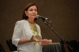 APARTE - “Não podemos admitir que o presidente minimize e culpe as ONGs”, afirmou a vice-presidente da Alepe, Simone Santana. Foto: Roberto Soares