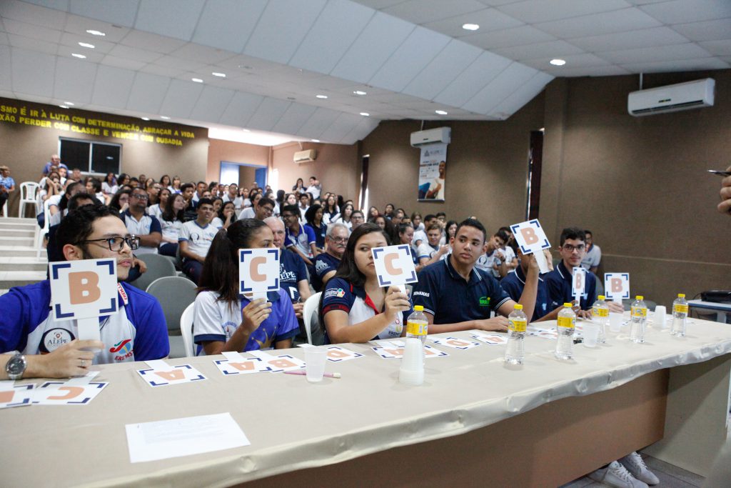 ATIVIDADES - Evento envolveu palestras sobre atribuições do deputado estadual, esclarecimentos a respeito dos canais de participação e quiz com estudantes. Foto: Evane Manço