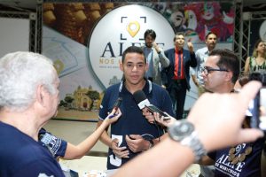 VENCEDOR - “Depois de estudar a carta de serviços da instituição e a Constituição do Estado, aprendi muito como cidadão”, disse João Pedro, que acertou as perguntas e ganhou um tablet. Foto: Evane Manço