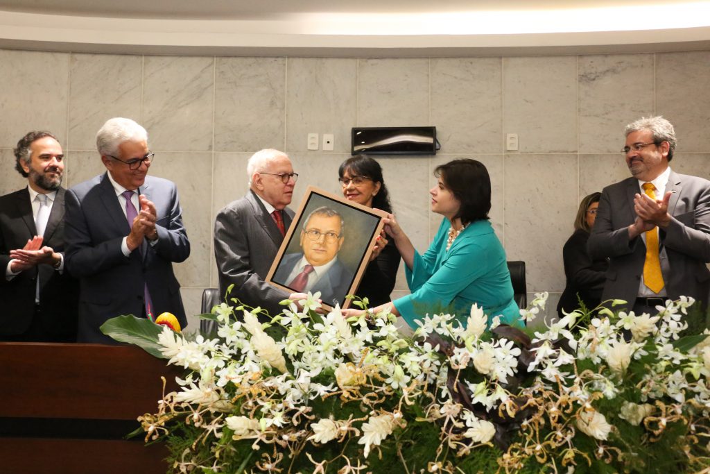 RECONHECIMENTO - Solenidade foi realizada por iniciativa de Antônio Moraes. Advogado, jornalista e professor, Vilaça recebeu uma placa comemorativa da Alepe, da qual foi servidor. Foto: Jarbas Araújo