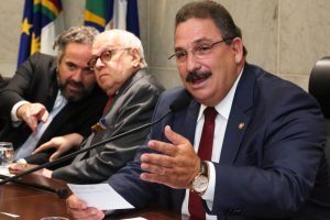 TRAJETÓRIA - Medeiros lembrou que homenageado assumiu a presidência da Assembleia entre 1995 e 1996, demonstrando total fidelidade às boas práticas do serviço público. Foto: Jarbas Araújo