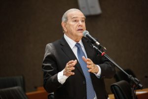 APARTE - Romário Dias parabenizou a iniciativa do colegiado, lembrando “que a Alepe precisa divulgar essa informação”. Foto: Roberto Soares