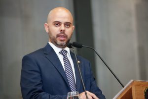 SOFRIMENTO - “Para comprovar as denúncias que tenho recebido, passei pela experiência de me deslocar de Porto de Galinhas para o Recife. Esperei por duas horas na parada e passei quase quatro horas no trânsito”. Foto: Roberto Soares