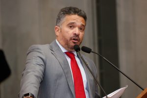 Segundo o parlamentar, muitos dos acometidos por essa doença autoimune no Estado dependem de decisões judiciais para ter acesso aos remédios. Foto: Roberto Soares