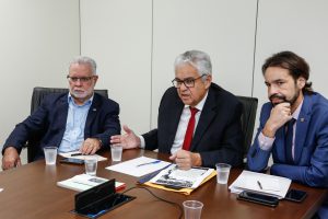 DELIBERAÇÃO - Secretário estadual de Agricultura, Dilson Peixoto, e representantes de órgãos envolvidos com a questão participaram de encontro promovido pela Comissão de Administração Pública. Foto: Roberta Guimarães