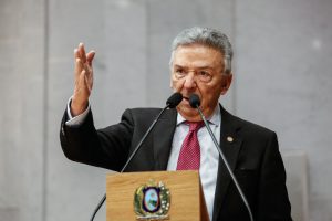 Queiroz - Parlamentar pediu que abastecimento pela rede da Compesa chegue também aos 3º e 4º distritos de Caruaru. Foto: Roberto Soares