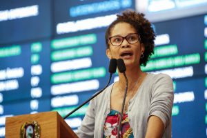 PROTESTO - Segundo parlamentar, redução afeta os recursos para áreas como educação e os programas Minha Casa, Minha Vida, Bolsa Família e Financiamento Estudantil. Foto: Roberto Soares