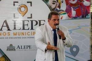 APROXIMAÇÃO - O presidente Eriberto Medeiros destacou a importância de que a população tenha conhecimento dos canais de comunicação com a Assembleia. Foto: Roberta Guimarães