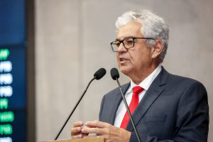 HOMENAGEM - Antônio Moraes pediu um minuto de silêncio pela morte do servidor Aldo de Azeredo Coutinho, que atuou por 40 anos na Casa. Foto: Roberto Soares