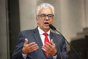 PIONEIRISMO - “Por mais de uma década, foi o único veículo radiofônico que se podia sintonizar no Sertão”, destacou o deputado. Foto: Roberto Soares