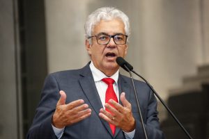 PIONEIRISMO - âPor mais de uma dÃ©cada, foi o Ãºnico veÃ­culo radiofÃ´nico que se podia sintonizar no SertÃ£oâ, destacou o deputado. Foto:Â Roberto Soares